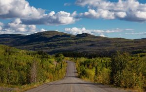 uma paisagem mostrando como é a liberdade móvel ao viajar de motorhome.