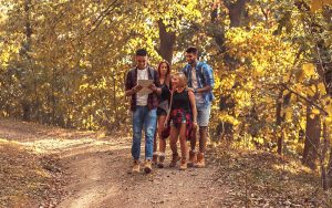 companheiros de viagem indo para o motorhome e iniciar sua viagem.