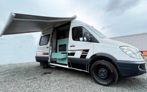 A imagem mostra um motorhome e sua praticidade, demonstrando os motivos para investir.