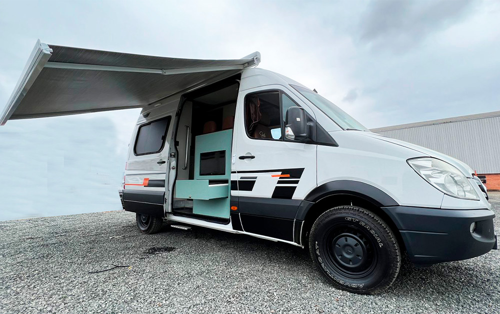 A imagem mostra um motorhome e sua praticidade, demonstrando os motivos para investir.