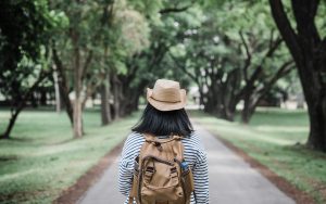 mulher seguindo dicas para sua primeira viagem.
