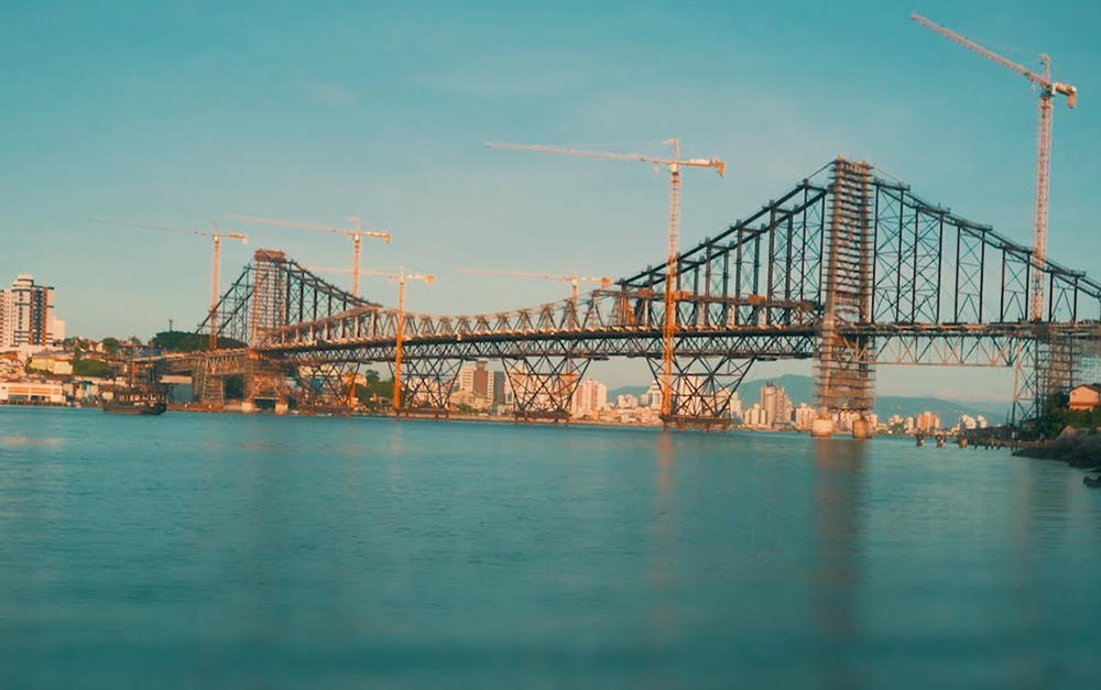 A imagem mostra a ponte Hercílio Luz, na Grande Florianópolis.