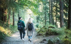 A imagem mostra um casal explorando parques nacionais.