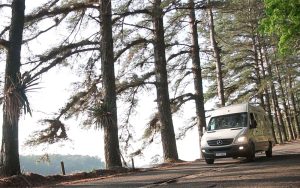 A imagem representa a necessidade de segurança nas estradas ao realizar viagens de motorhome.