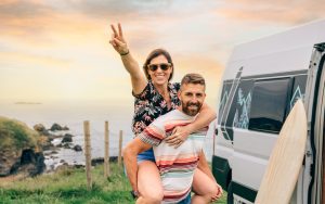 A imagem representa uma viagem romântica de motorhome.