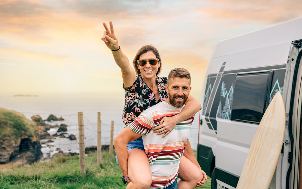 A imagem representa uma viagem romântica de motorhome.