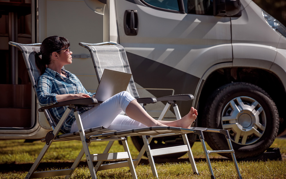 A imagem representa uma viagem solo de motorhome.