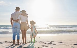 pessoas realizando viagens em família.