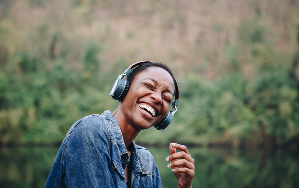 A imagem representa a playlist perfeita para uma jornada de motorhome.