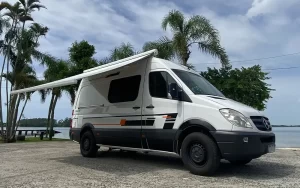 A imagem representa o seu primeiro motorhome com a Santa Motorhome!