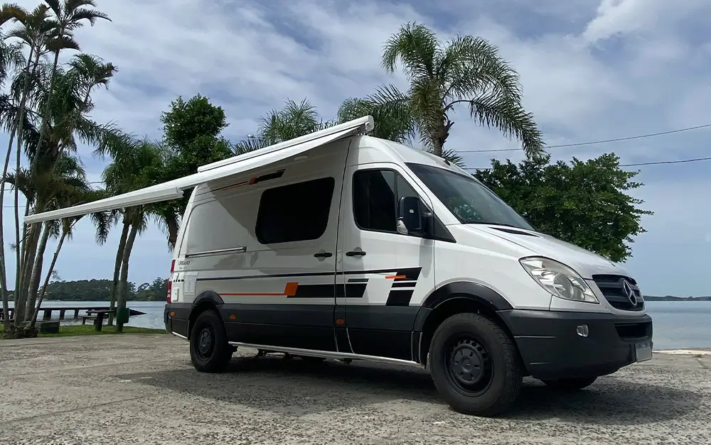 A imagem representa o seu primeiro motorhome com a Santa Motorhome!