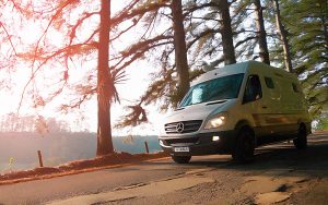 A imagem representa o ato de investir em motorhomes da Santa Motorhome.