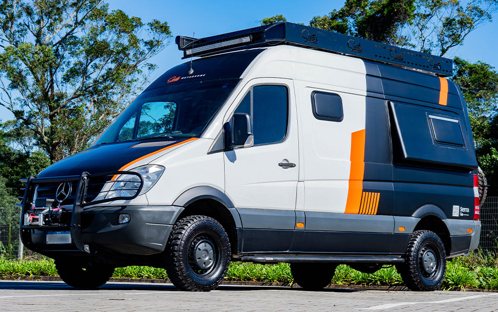 A imagem representa a liberdade de viajar com a Santa Motorhome.