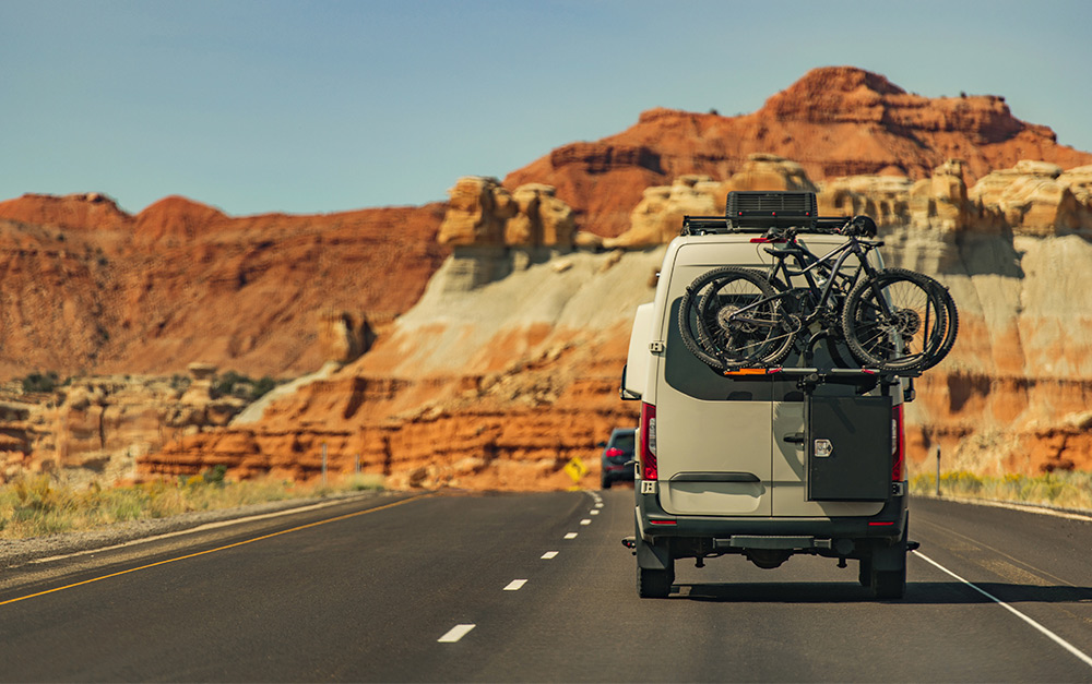 A imagem representa uma viagem de motorhome.