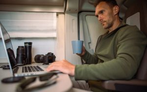 A imagem representa o home office no motorhome.