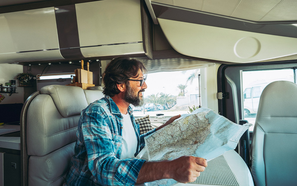 A imagem representa o ato de viajar sozinho em um motorhome da Santa Motorhome.