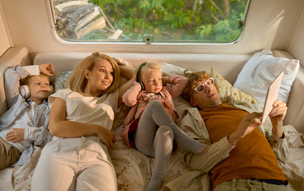 A imagem representa as férias em família realizando viagens com o motorhome da Santa Motorhome.