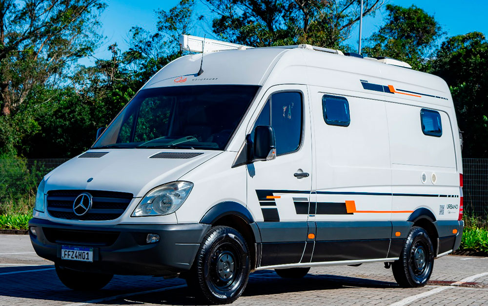Imagem de um dos modelos de motorhome da Santa Motorhome, que leva mais conforto e flexibilidade para as viagens.