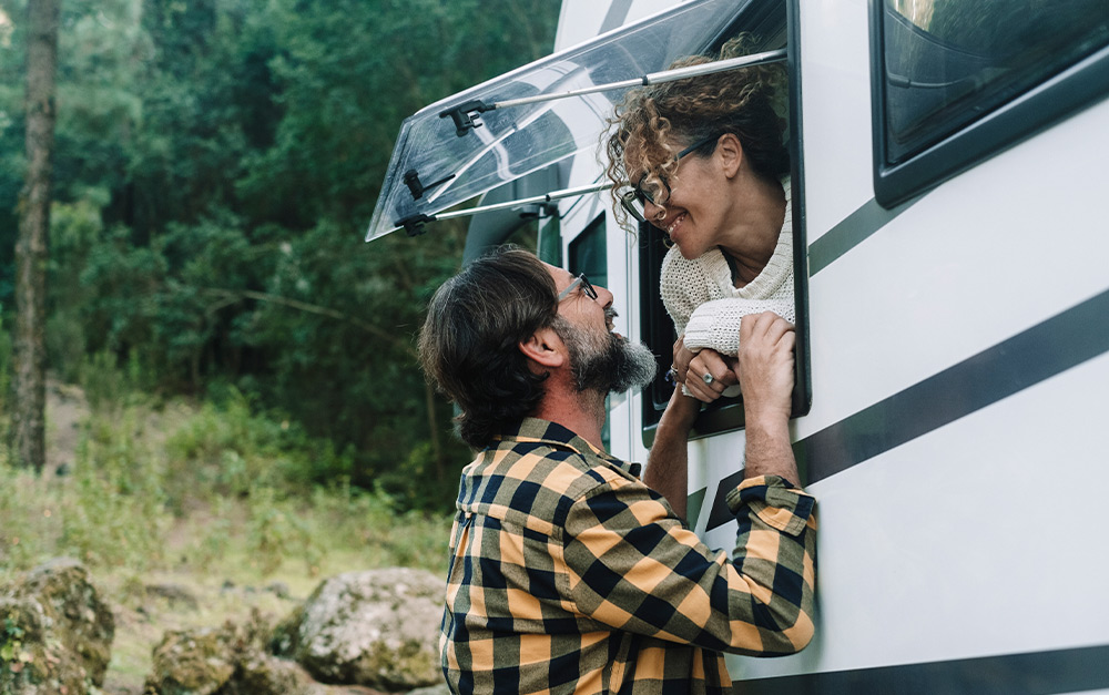 A imagem representa uma viagem inesquecível; um acampamento romântico com motorhome da Santa Motorhome.