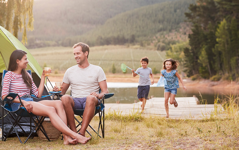 Imagem de uma família que foi acampar com o motorhome da Santa Motorhome.
