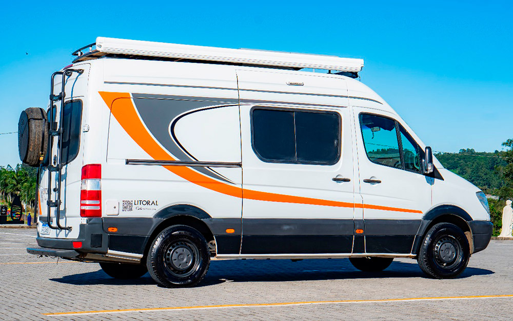 Imagem de um motorhome na estrada, pronto para que uma família inicie sua viagem.