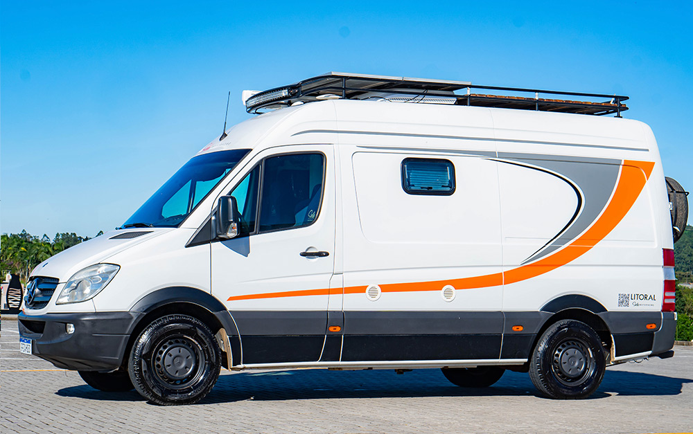 foto de um motorhome da Santa Motorhome que pode ser utilizado para viagens pelo litoral sul e conhecer as praias da região.