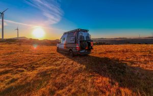 Imagem de um motorhome que está sendo utilizado por uma viagem durante a primavera.