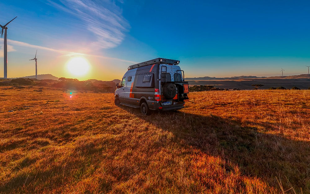 Imagem de um motorhome que está sendo utilizado por uma viagem durante a primavera.