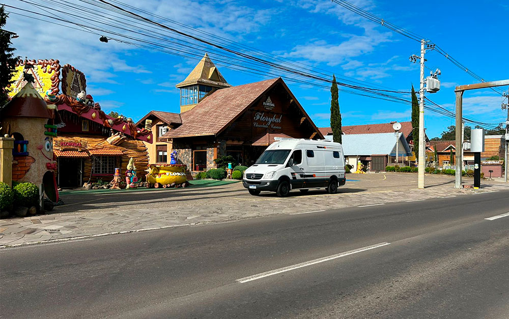 Imagem de um motorhome da Santa Motorhome que as pessoas podem fazer viagens de verão.