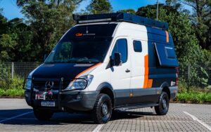 Imagem de um dos modelos de motorhomes da Santa Motorhome ideal para viagens de acampamento.