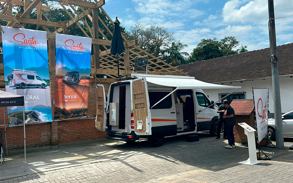 Imagem do motorhome da Santa Motorhome estacionado em um evento.