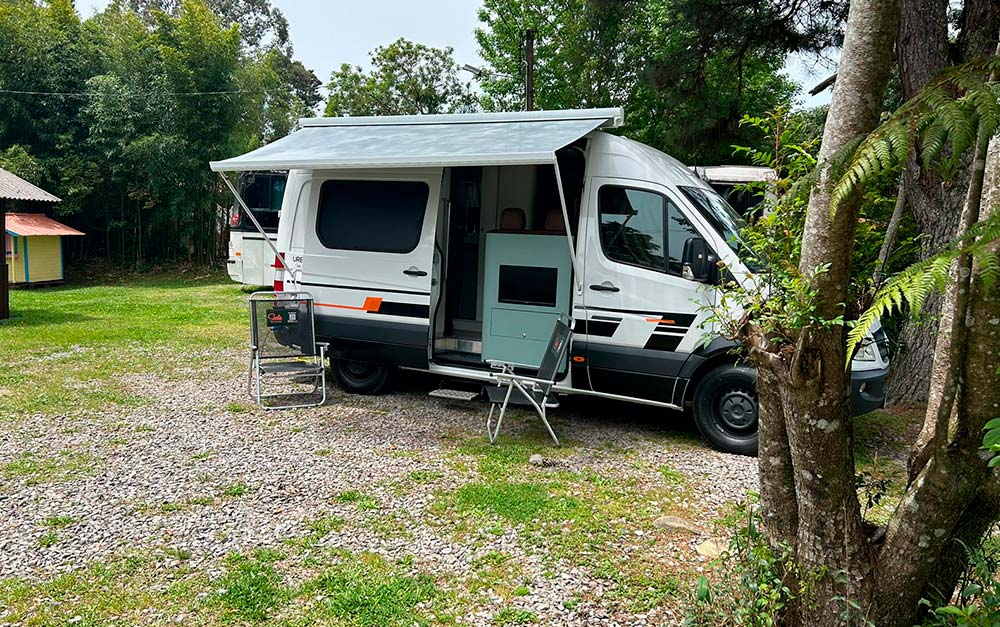 Imagem de um motorhome em um local mais perto da natureza. Local este que precisa de cuidados de sustentabilidade.