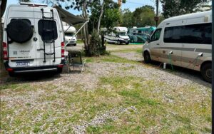 Imagem de motorhomes estacionados de pessoas que gostam de viajar e conhecer diferentes campings pelo Brasil.