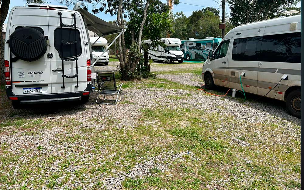 Imagem de motorhomes estacionados de pessoas que gostam de viajar e conhecer diferentes campings pelo Brasil.