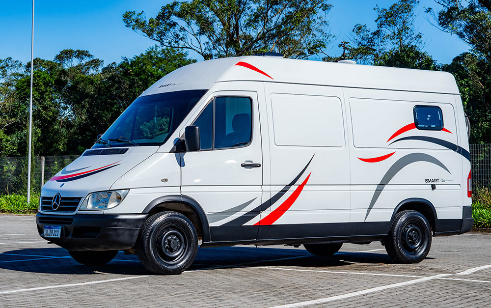 Imagem de um motorhome sobre a estrada.