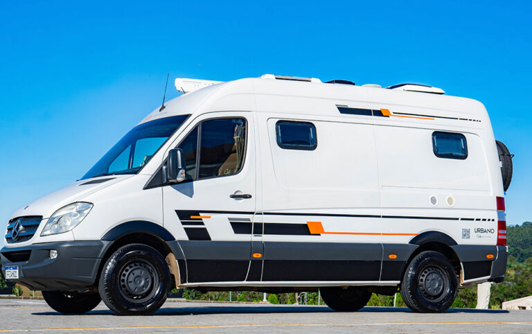 Imagem de um motorhome da Santa Motorhome que é uma ótima opção para lazer e conforto.