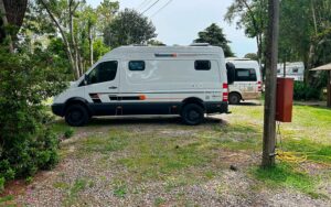 Imagem de um motorhome em uma paisagem que mostra a natureza, um exemplo de destino especial para viajar de motorhome.