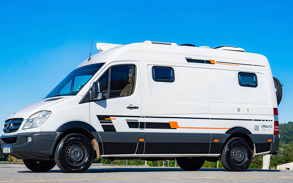 Imagem de um motorhome da Santa Motorhome que é uma ótima opção para lazer e conforto.