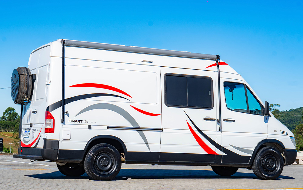 Imagem de uma viagem de motorhome.