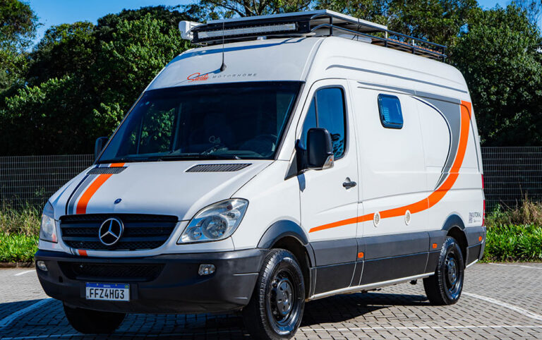 Imagem de um dos modelos da Santa Motorhome para quem quer viajar de motorhome.