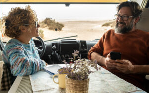 Imagem de um casal dentro de um motorhome fazendo seu check-up da viagem.