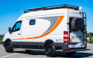 Imagem do motorhome litoral da Santa Motorhome que ajuda a deixar os viajantes conectados mesmo em lugares mais distantes e com conexão limitada.