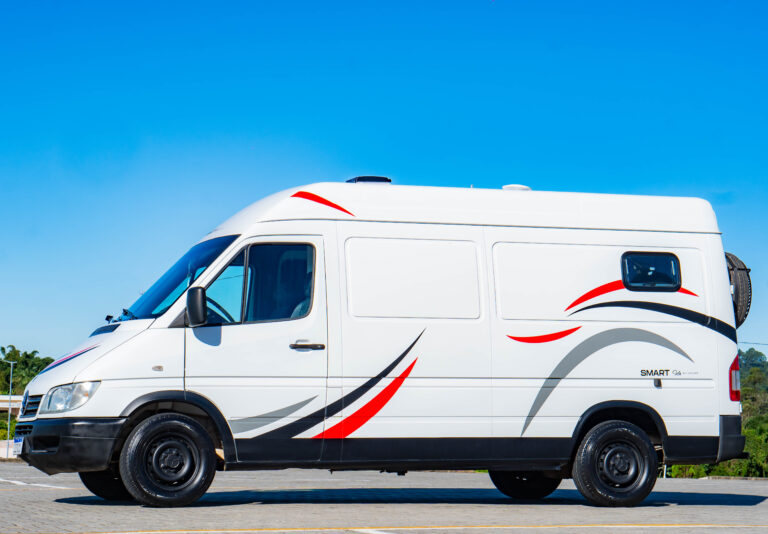 Imagem de um motorhome da Linha Smart da Santa Motorhome que oferece uma viagem mais tranquila e com mais segurança.