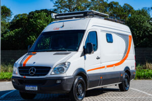 Imagem do motorhome litoral da Santa Motorhome ideal para viagens praianas.