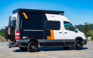 Imagem do motorhome serra da Santa Motorhome que é ideal para fazer receitas práticas e saudáveis durante as viagens.