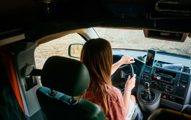 Imagem de uma mulher dirigindo seu motorhome da Santa Motorhome, representando mulheres viajantes.